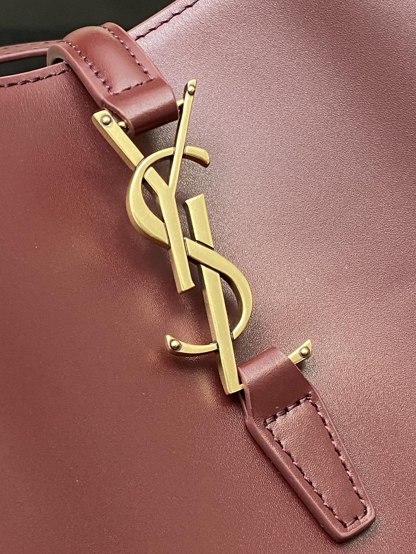 Y*L le 37 in shiny leather 26x20x12cm