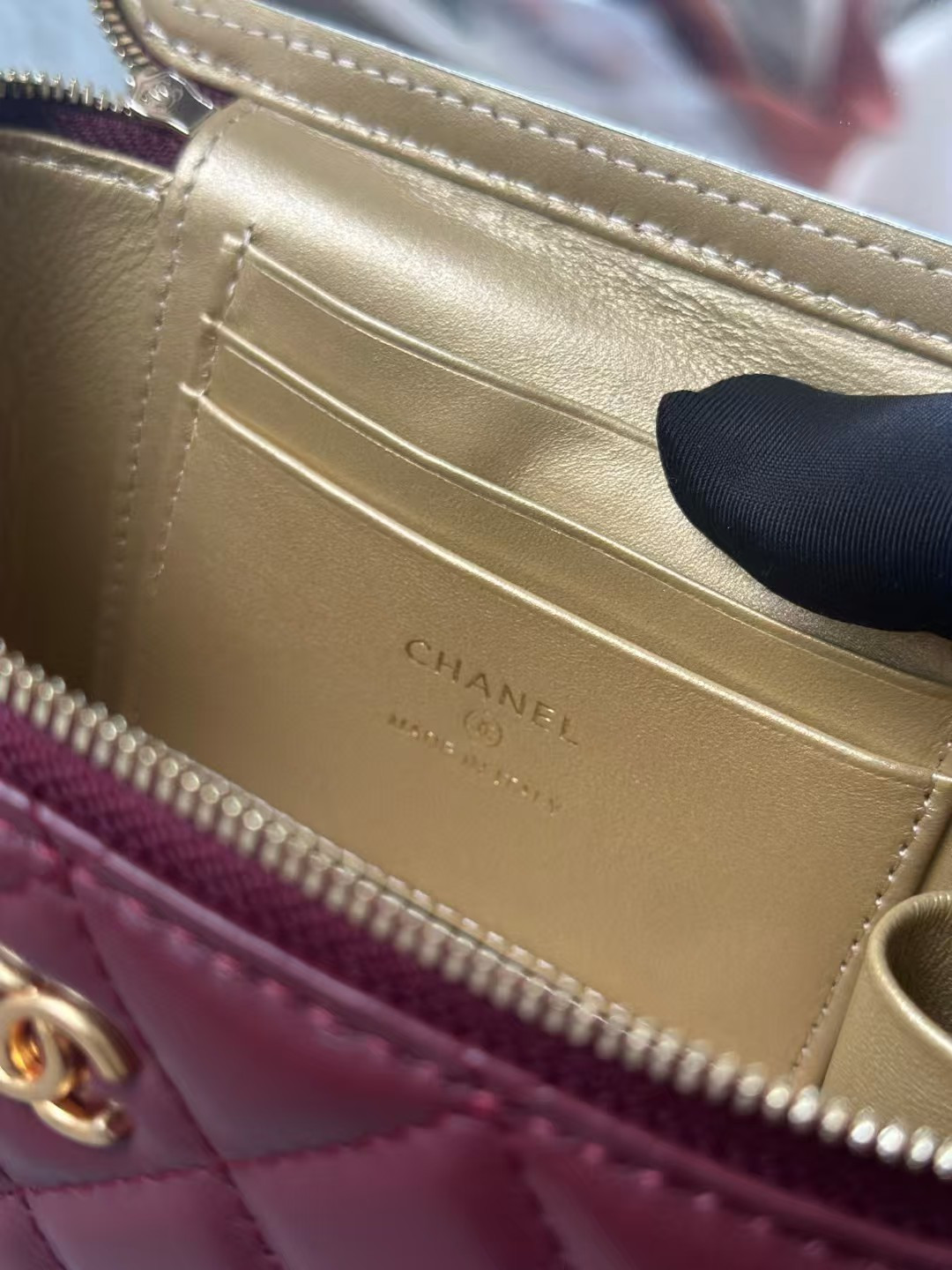 Ch*el vanity with chain 9.5x17x8cm