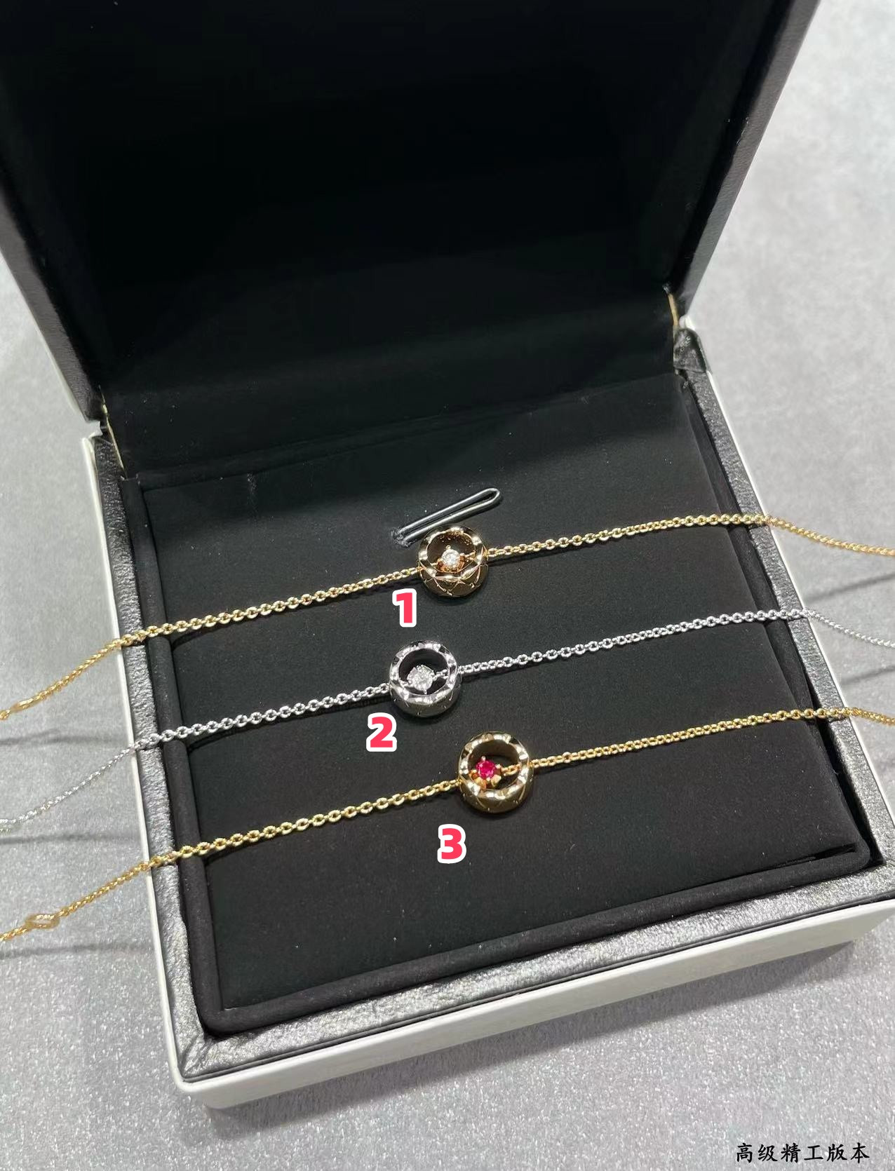 ch*el carved Di*m*nd-shaped gold bead bracelet