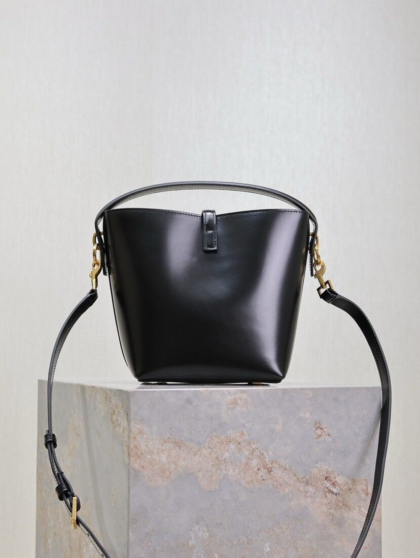 Y*L le 37 in shiny leather 17x20x13cm