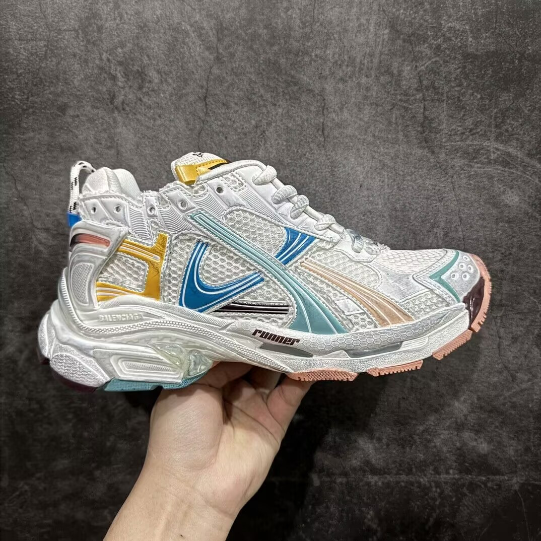 ua Ba*len*cia*ga runner sneaker