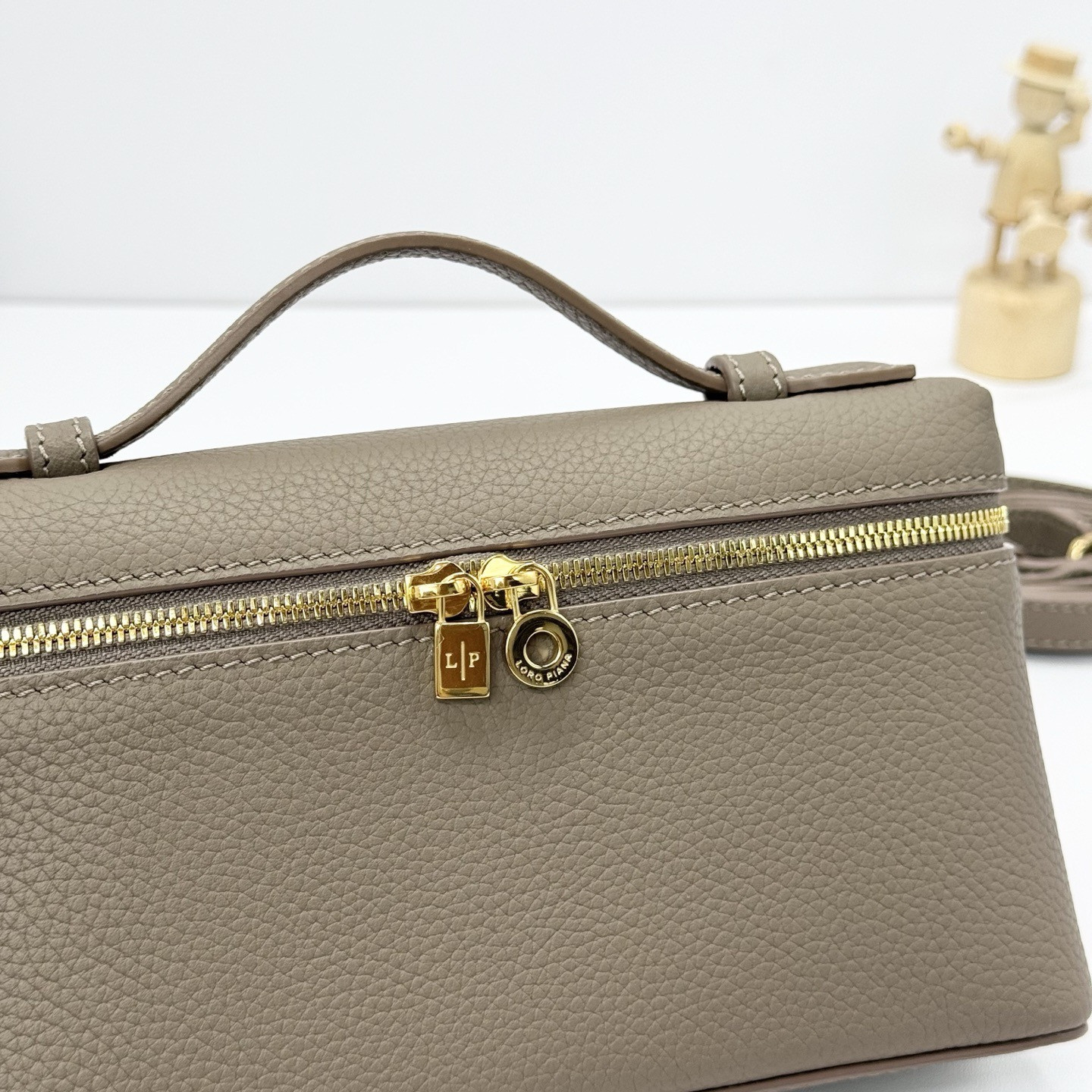 L**o p*ana extra pocket l19 grained calfskin 11 x 19 x 6.5 cm