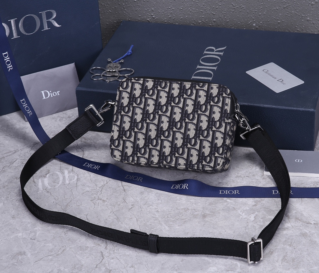 D*or zipped pouch with strap 17×12.5×6cm