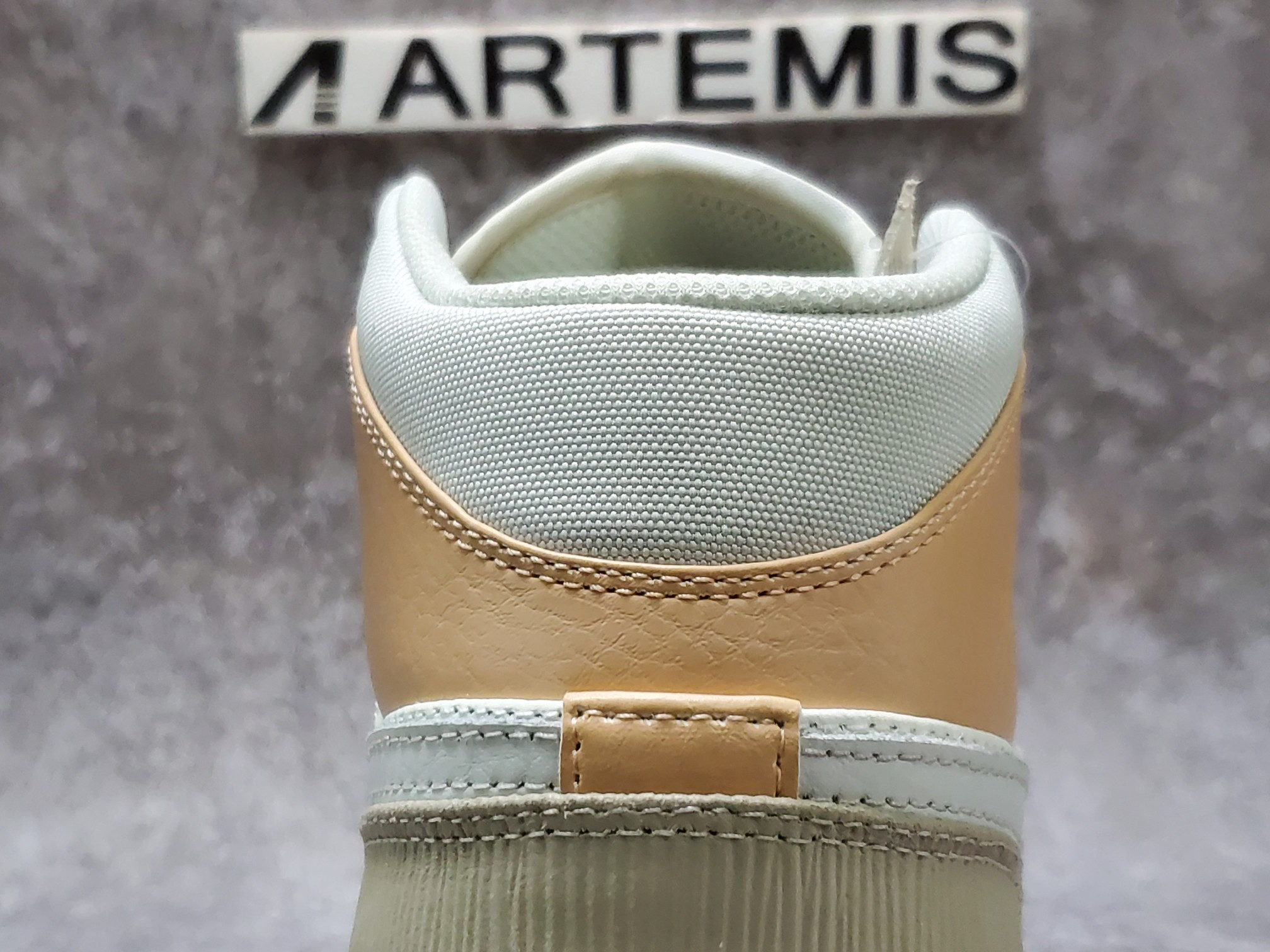 Air Jordan 1 Mid Milan