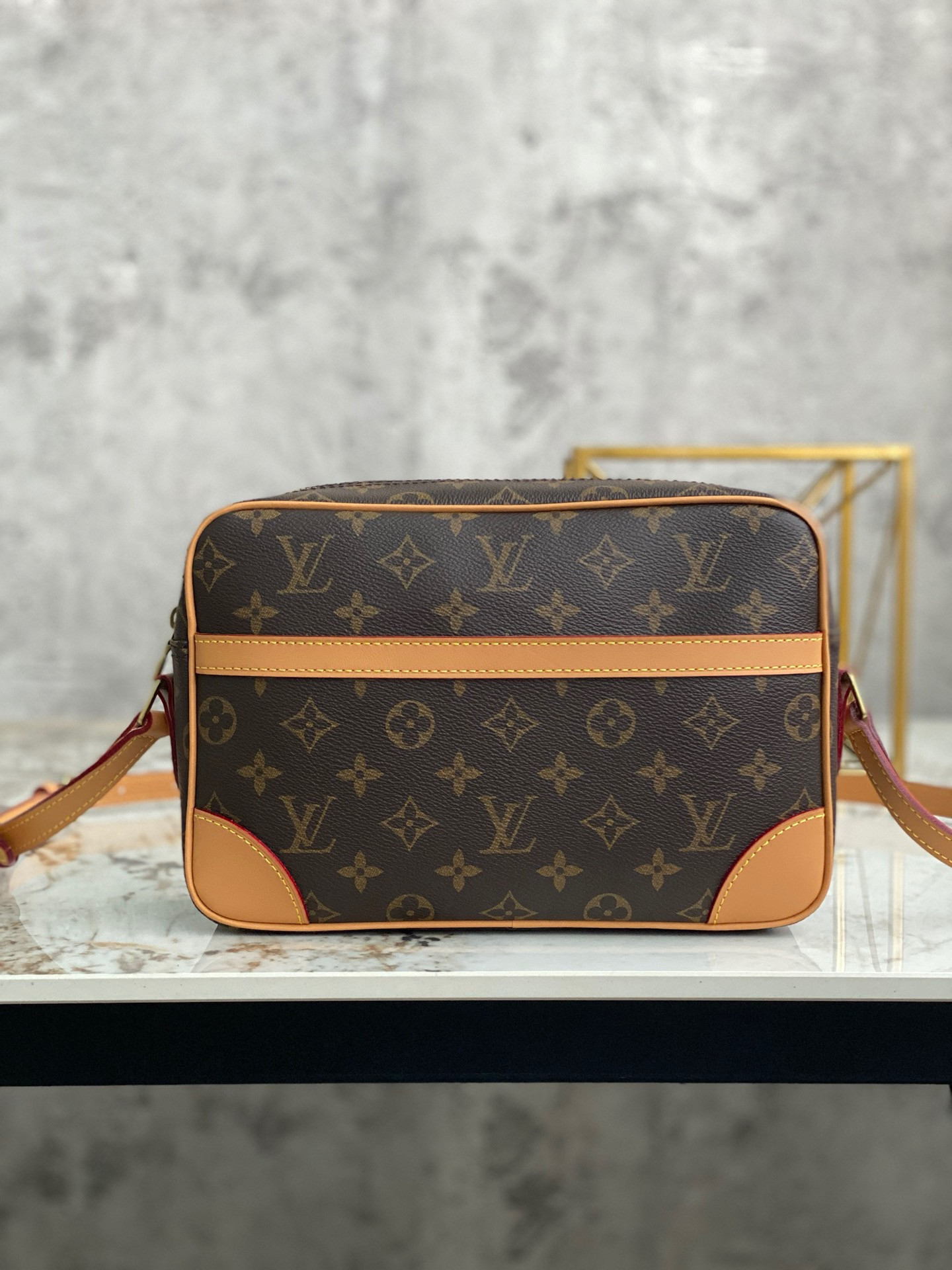 LV KASAI CLUTCH PM M51276