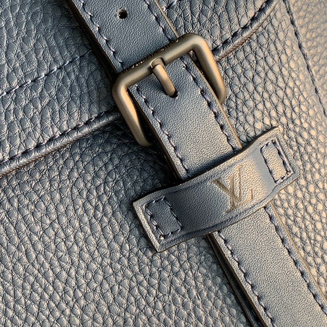 LV CHRISTOPHER MESSENGER M58475