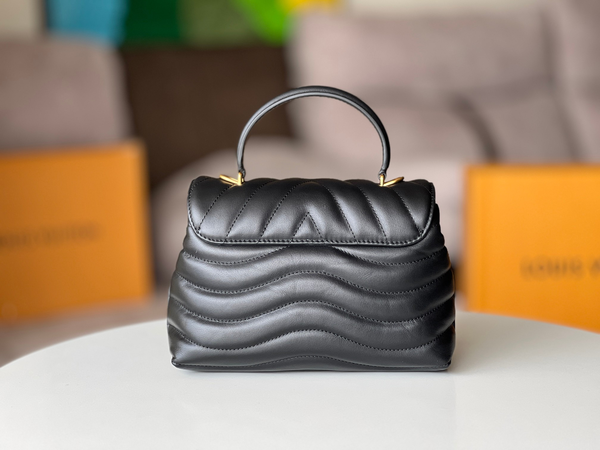 LV HOLD ME M21720 23x15x10cm