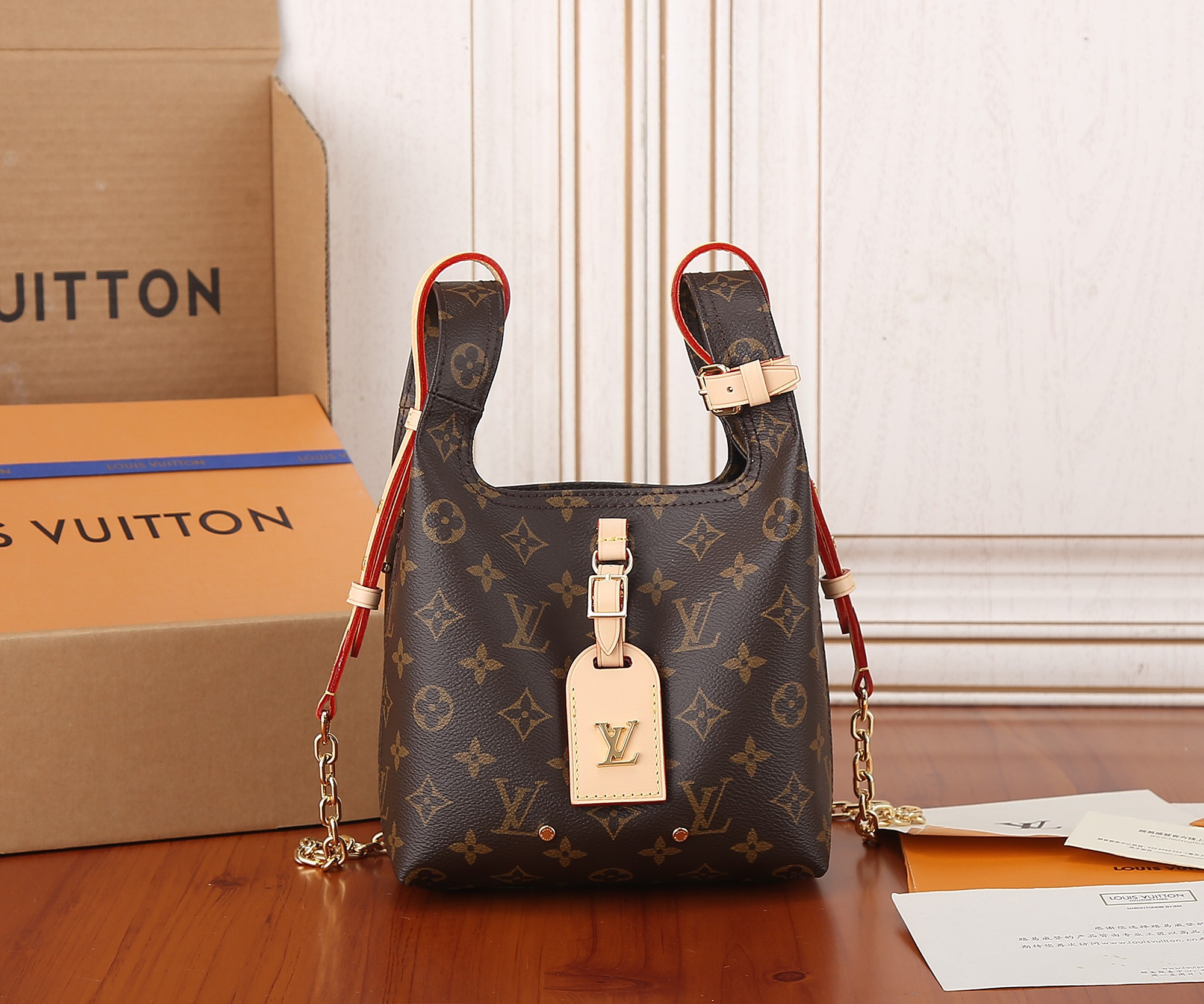 L0*is V*t0n M46816 Atlantis BB 17 x 17 x 7 cm
