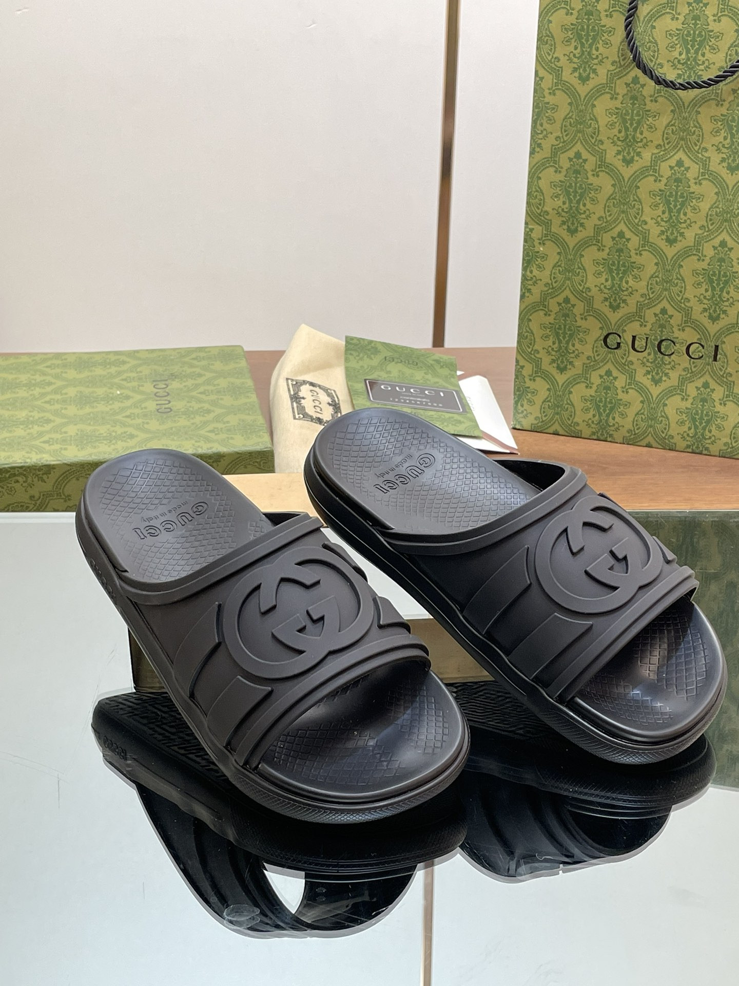 ua G*u*i interlocking g slide sandal