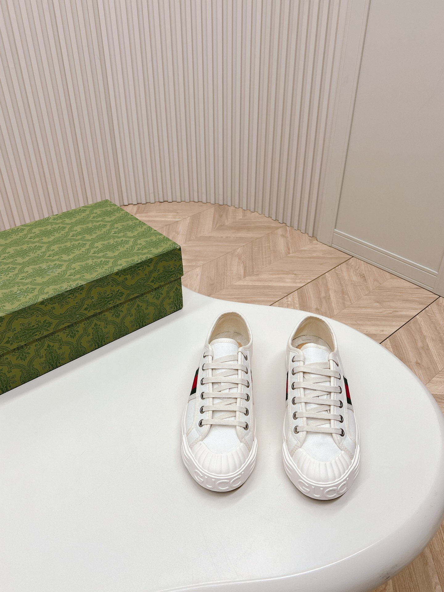 ua G*u*i sneaker with web