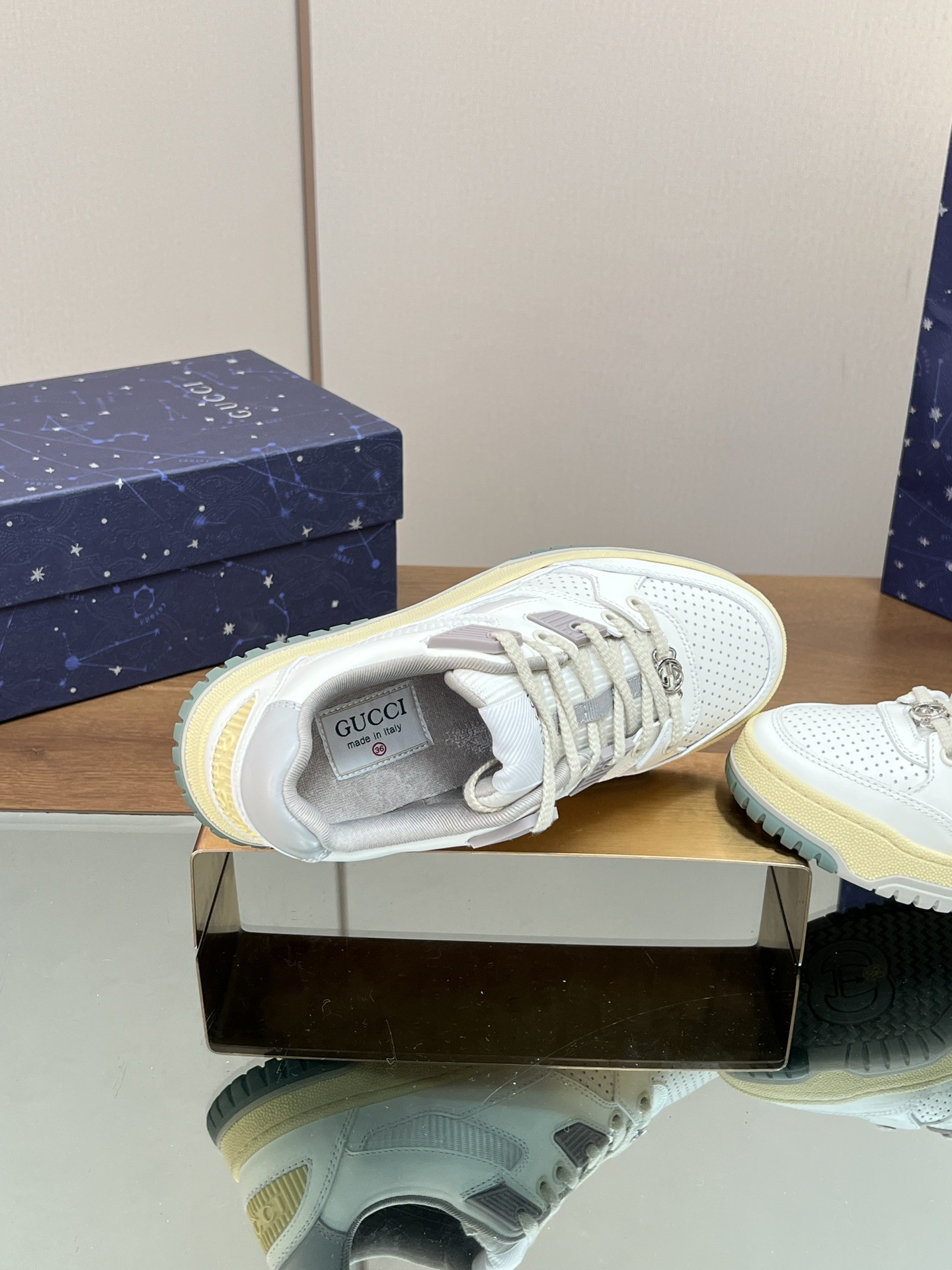 ua G*u*i low-top sneaker