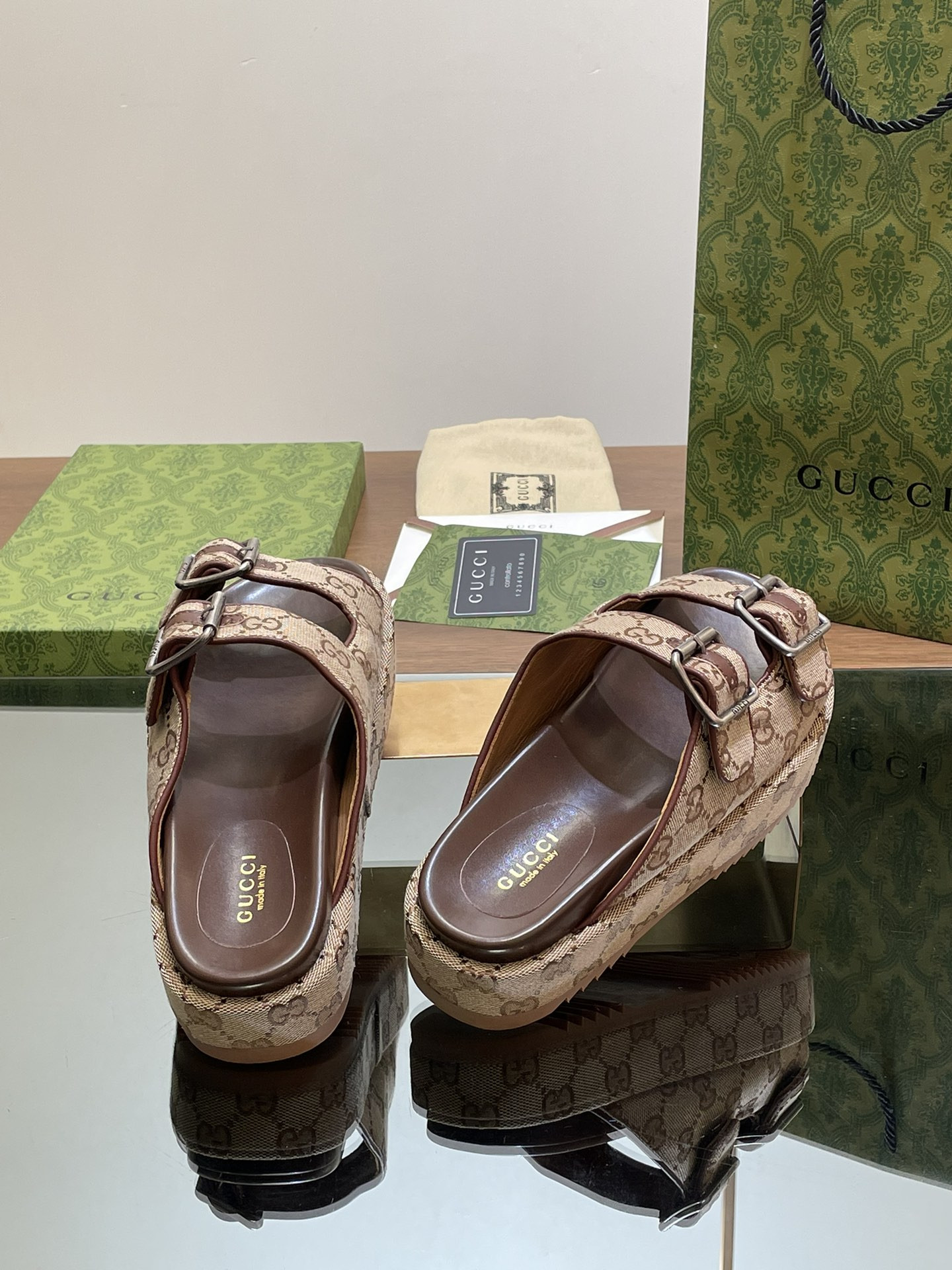 ua G*u*i  sandal with double g