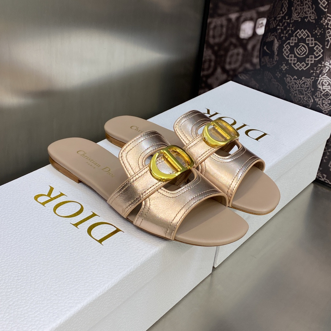 ua D*or 30 montaigne slide