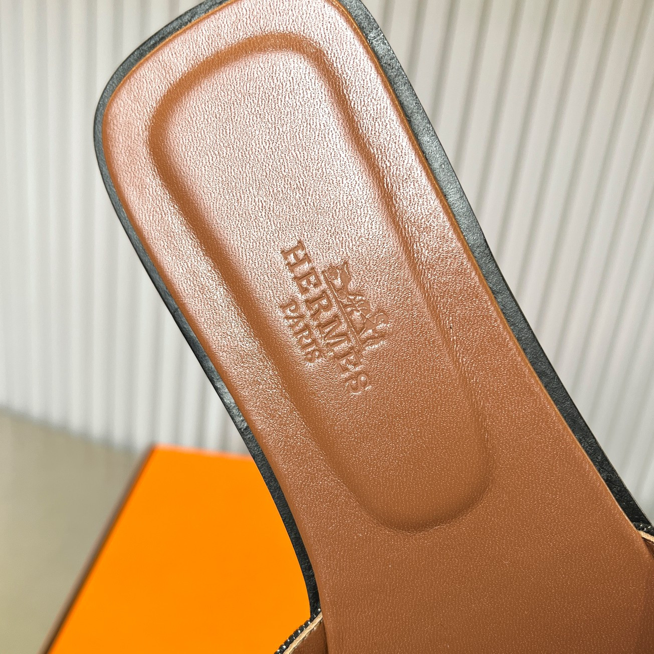 ua H**me5 oran sandal