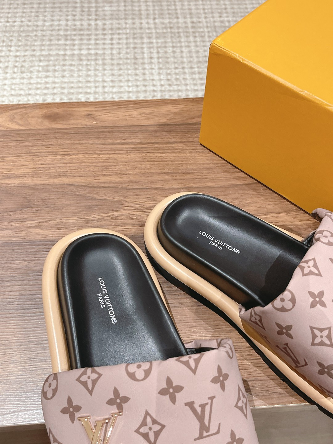 UA LV Pool Pillow Flat Comfort Mule