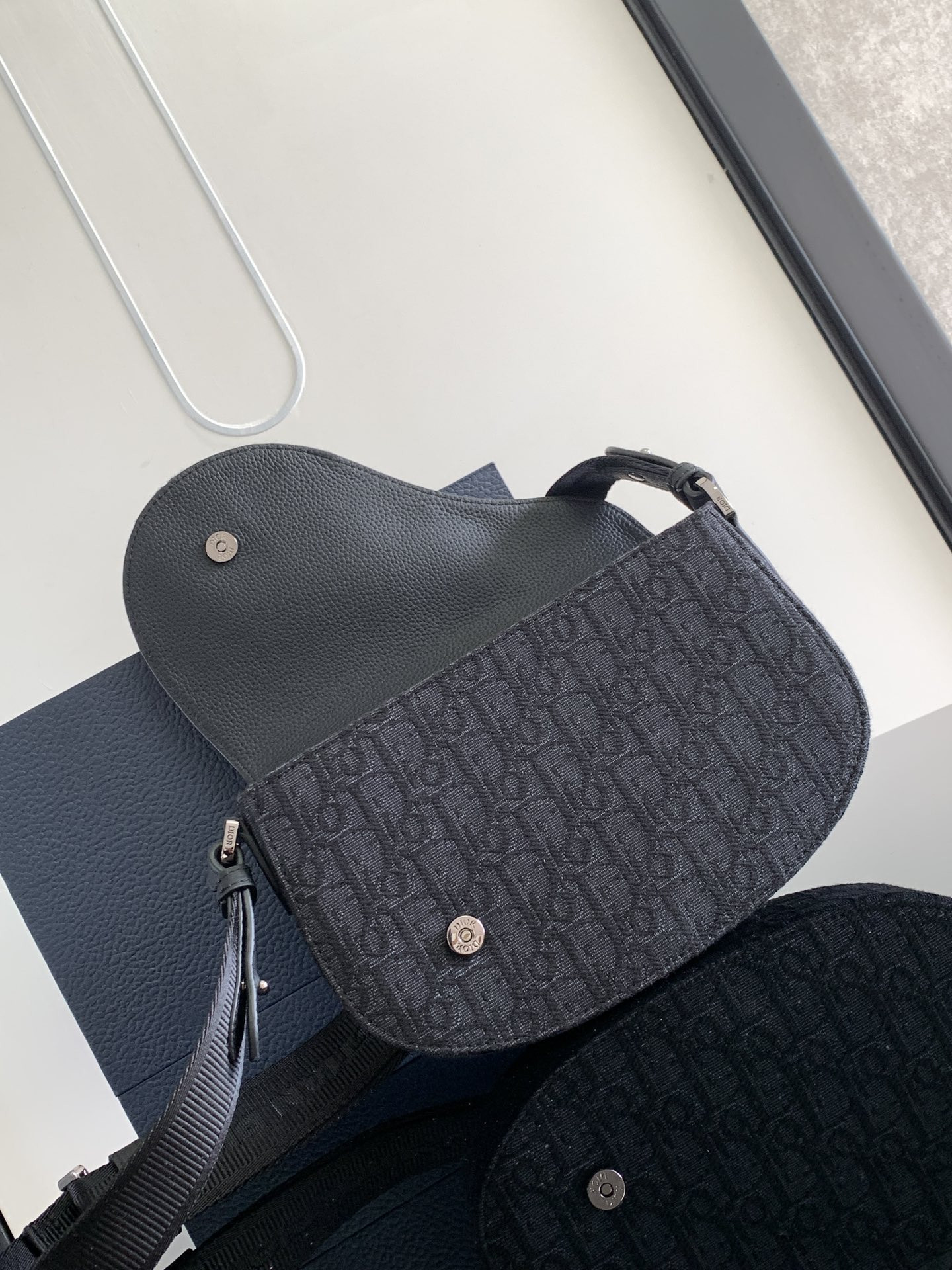 D*0r Saddle Messenger Bag 24 x 16.5 x 5.5 cm