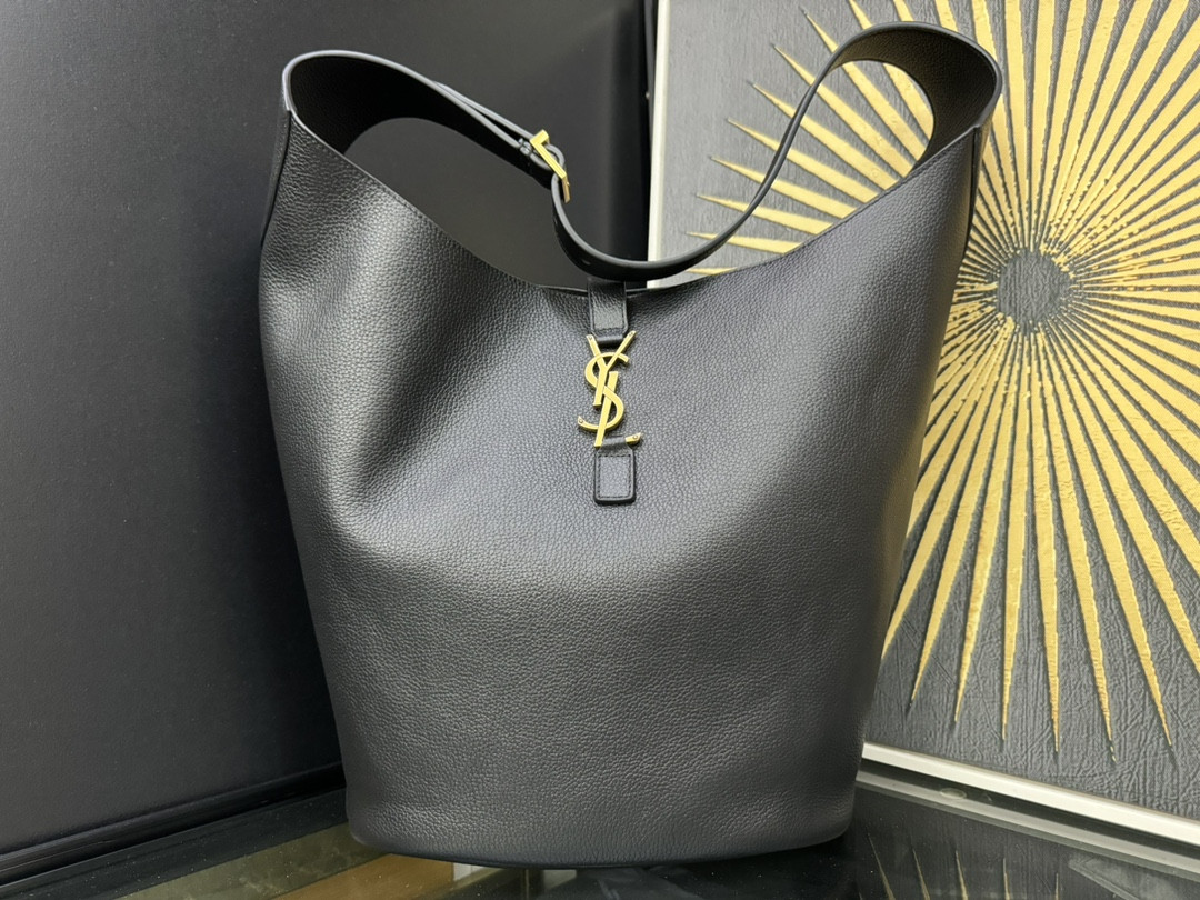 Y*L LE 5 À 7 hobo in grained leather 26x31.5x13.5cm