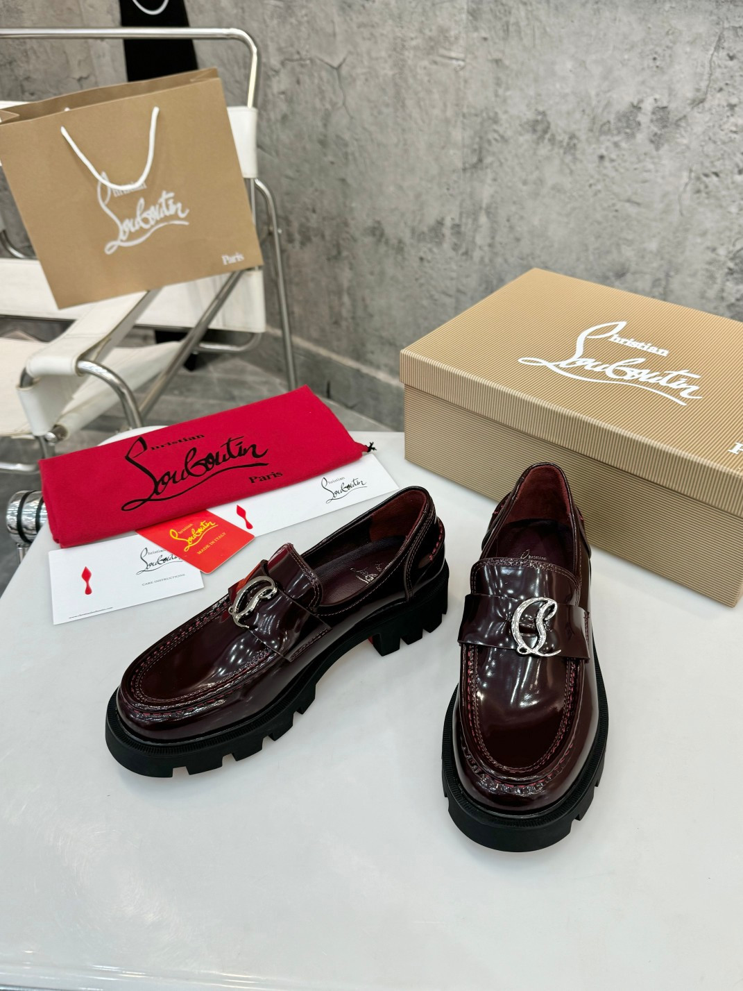 UA Ch**an Louboutin(CL) logo design,the latest runway version of the red-soled shoes