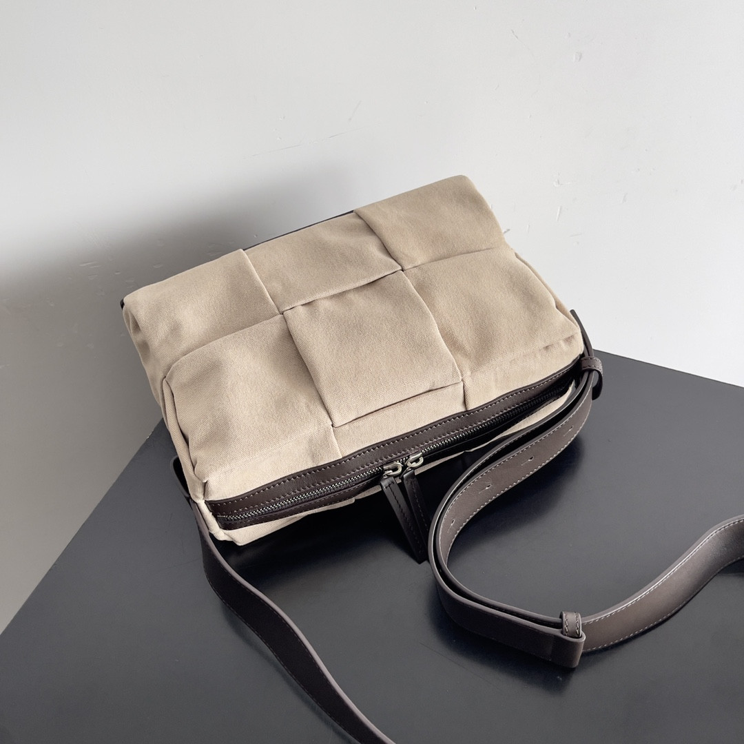 Bo*te*ga Ve*ne*ta Medium Arco Camera Bag  19x27x9cm