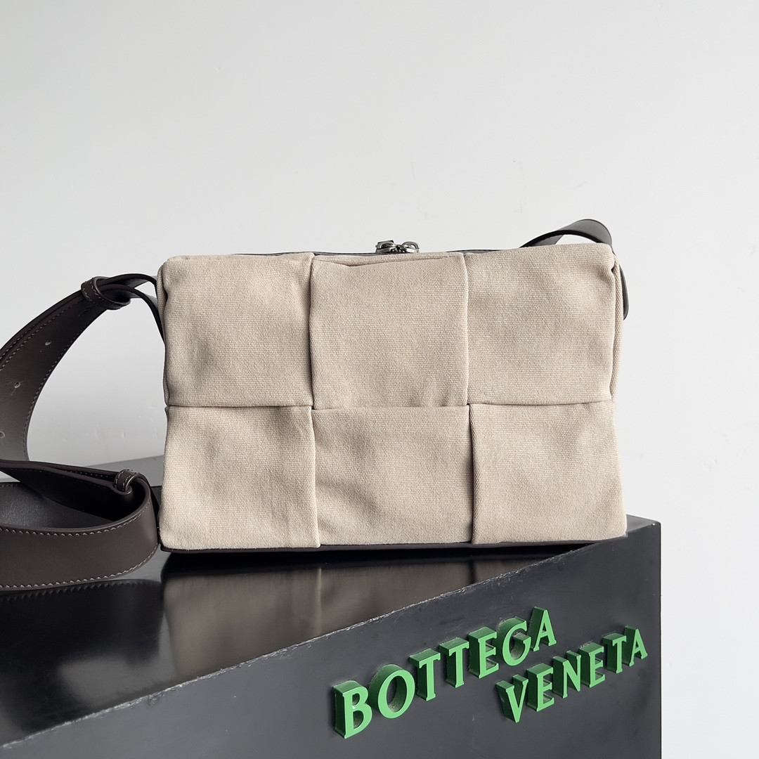Bo*te*ga Ve*ne*ta Medium Arco Camera Bag  19x27x9cm