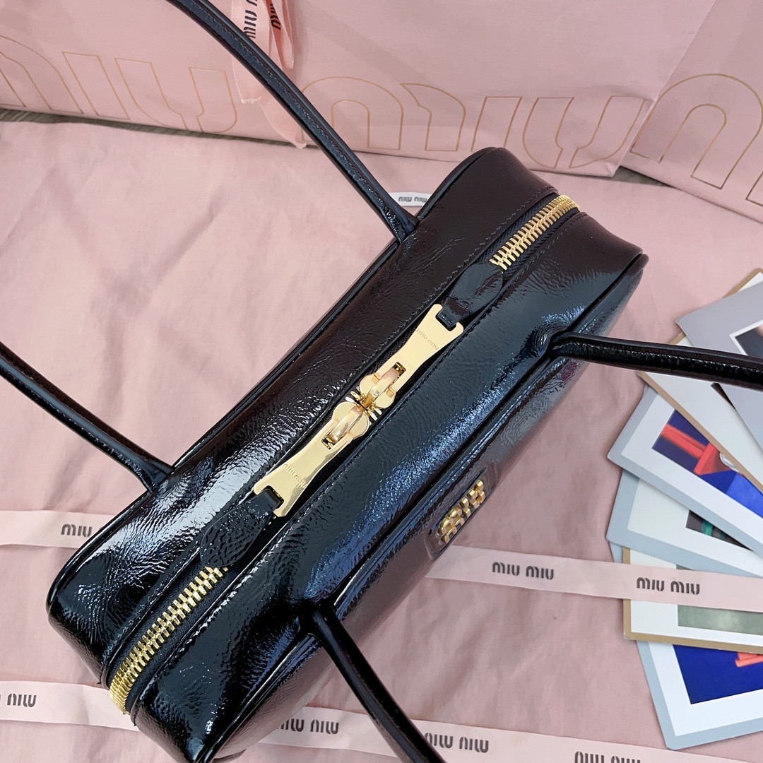 Miu Miu Beau naplak patent leather bag 12x27x8cm