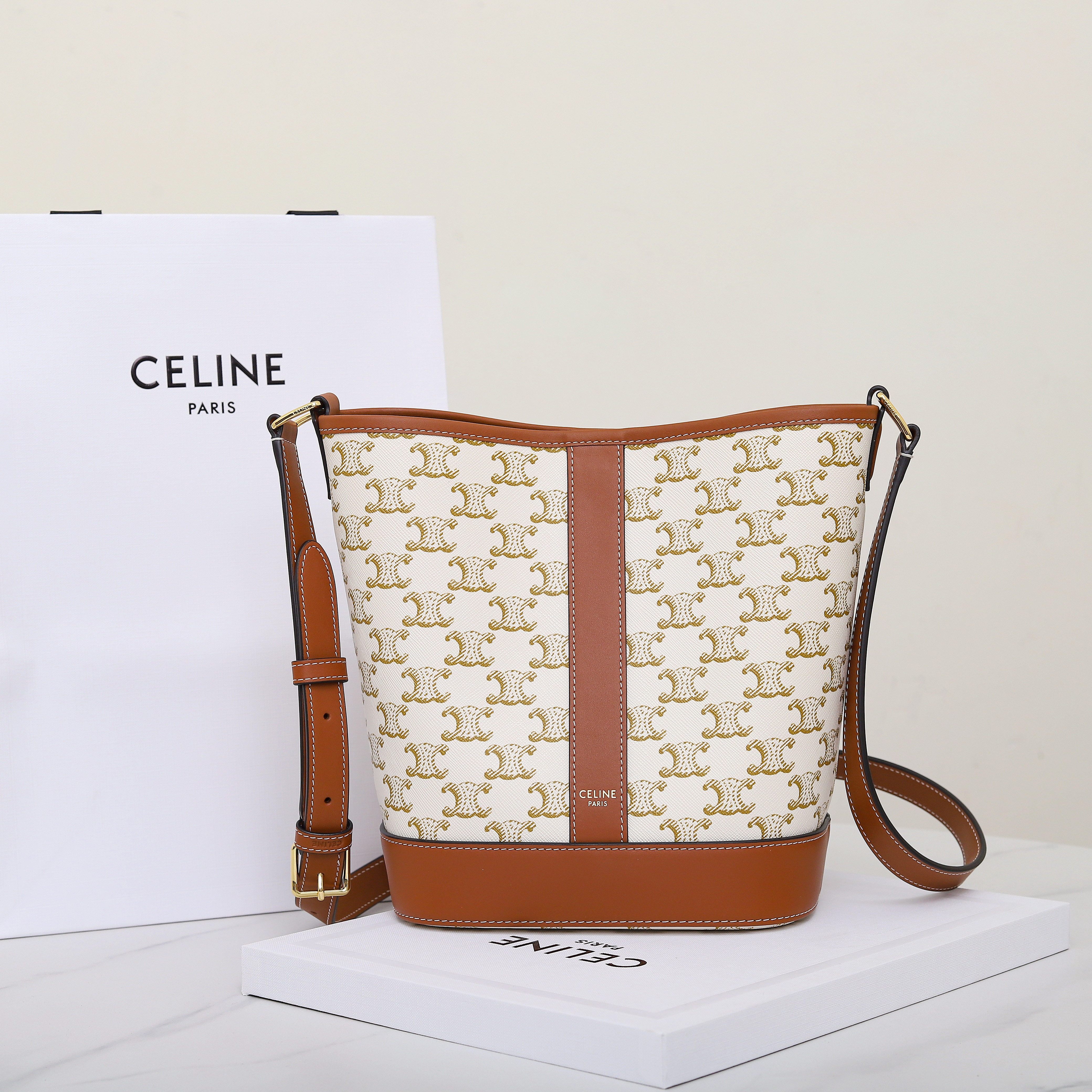 Ce**e SMALL BUCKET IN TRIOMPHE CANVAS AND CALFSKIN 191442 30x22x13cm