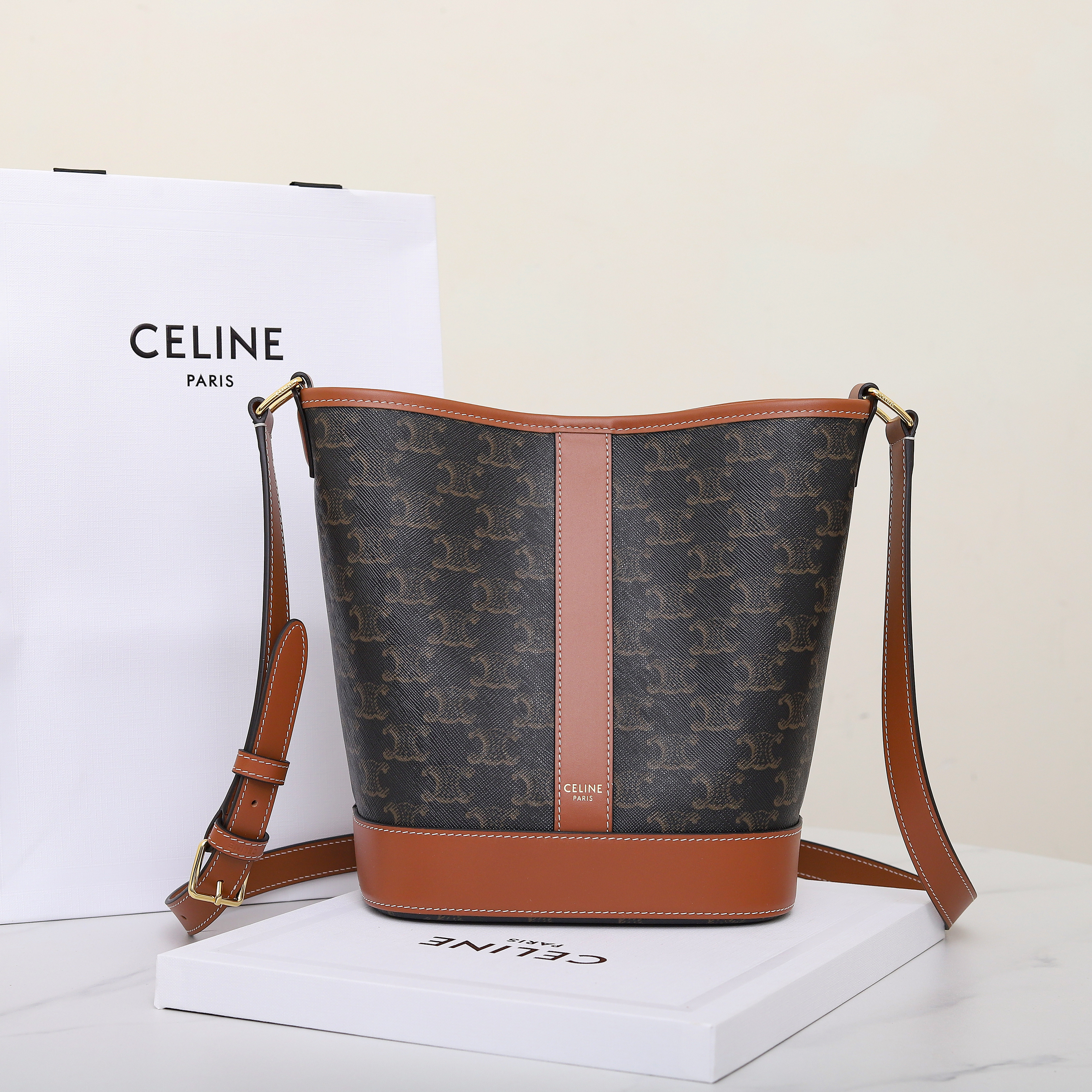 Ce**e SMALL BUCKET IN TRIOMPHE CANVAS AND CALFSKIN 191442 30x22x13cm