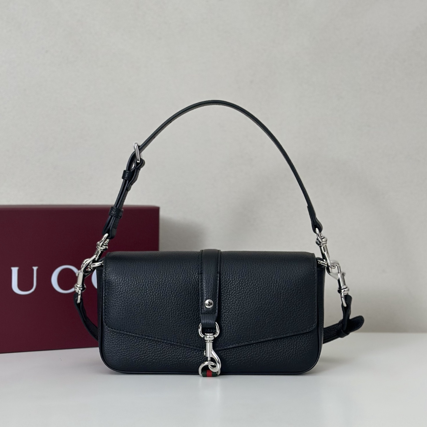 G*u*i Small crossbody bag with hook closure 23.5 x 12.5 x 6.5 cm