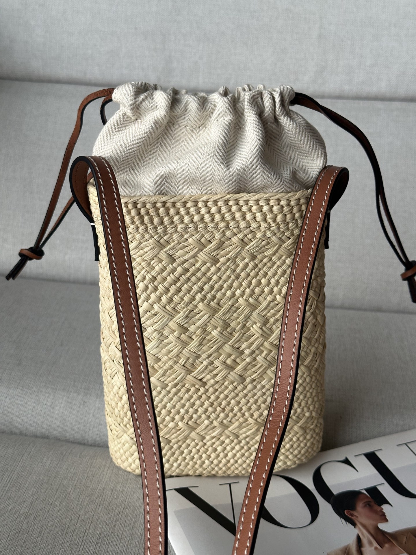 L0ew* square pocket in iraca palm and calfskin 22.5x14x6cm