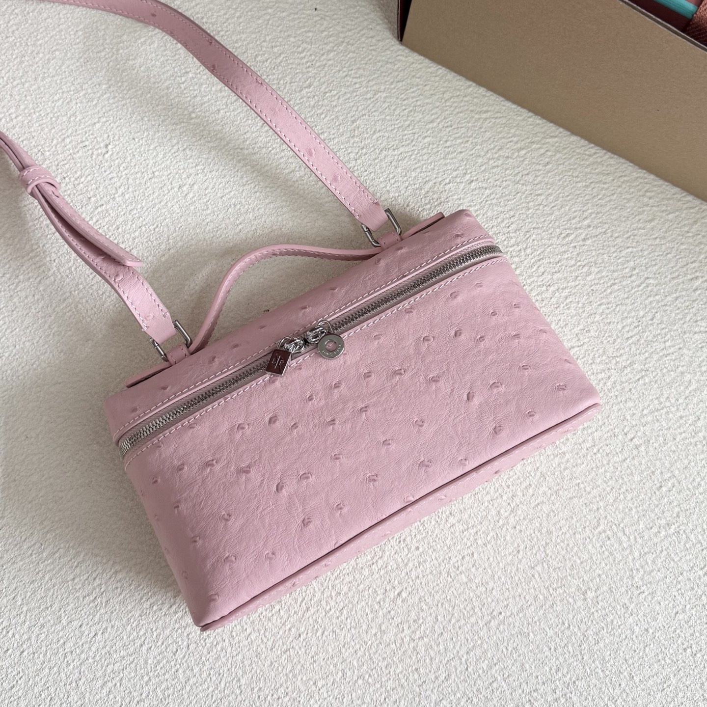 L**o p*ana extra pocket l19 ostrich-grained leather 11 x 19 x 6.5 cm