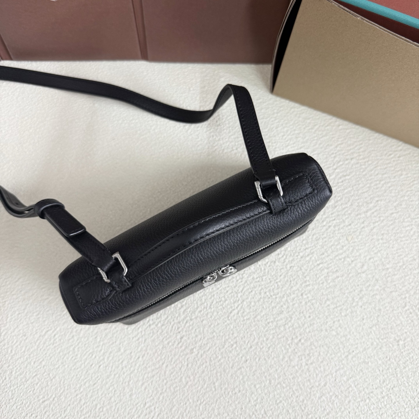 L**o p*ana extra pocket l19 grained calfskin 11 x 19 x 6.5 cm