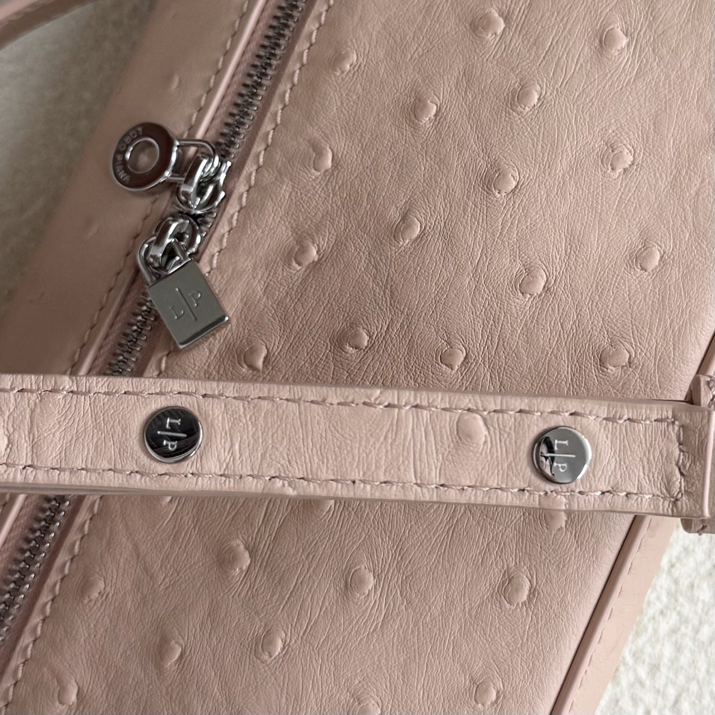 L**o p*ana extra pocket l19 ostrich-grained leather 11 x 19 x 6.5 cm