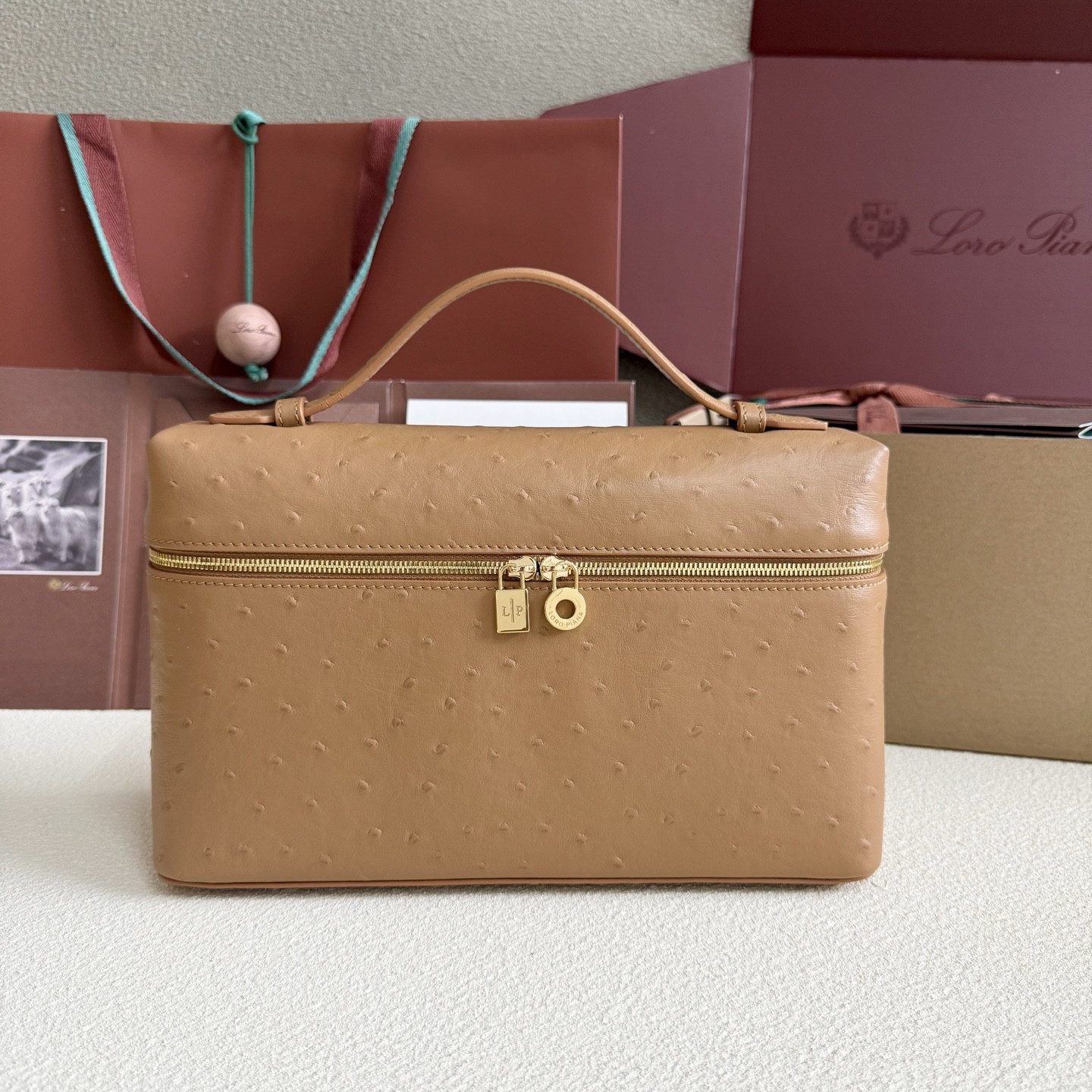 L**o p*ana extra pocket l27 ostrich-grained leather 16x27x10cm