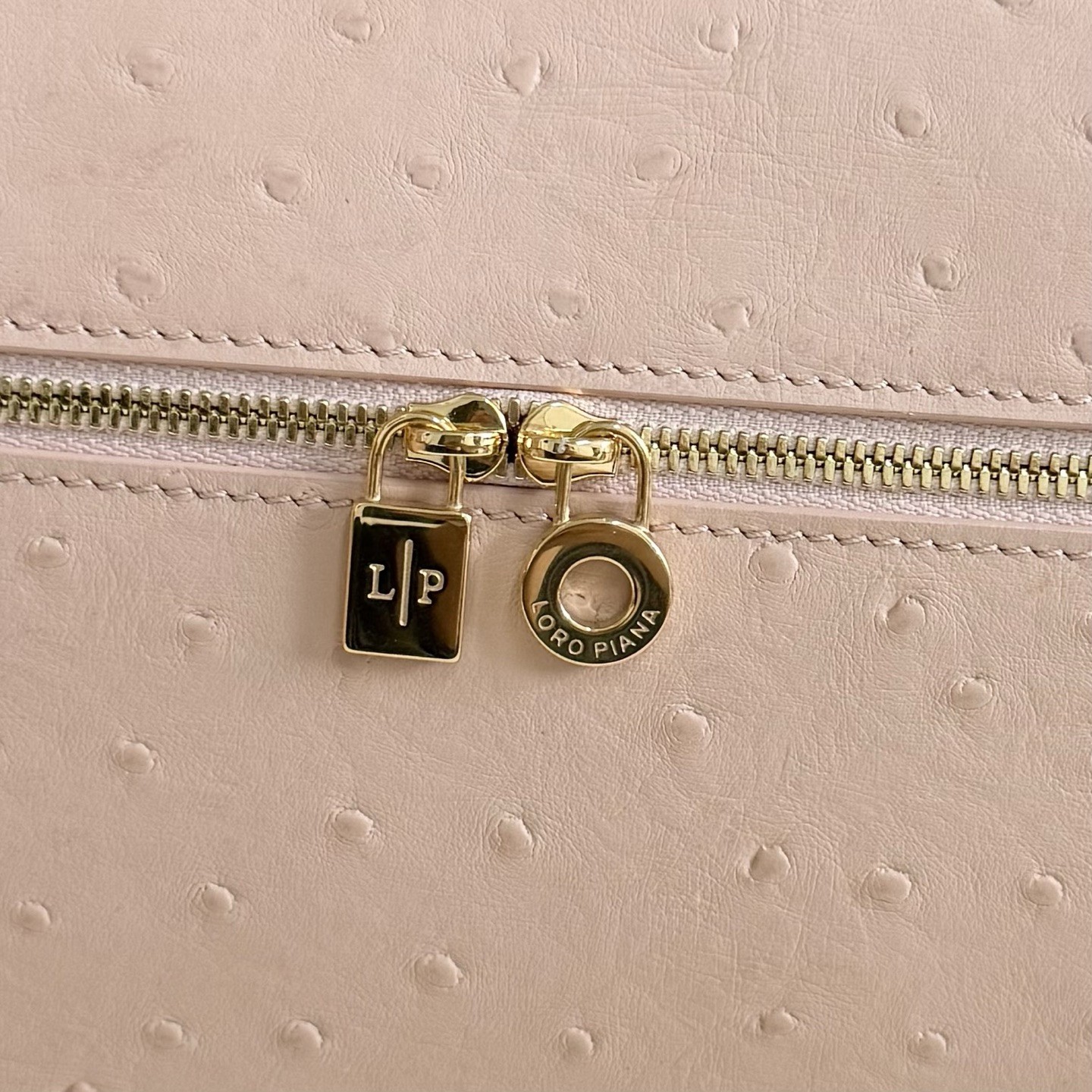 L**o p*ana extra pocket l27 ostrich-grained leather 16x27x10cm