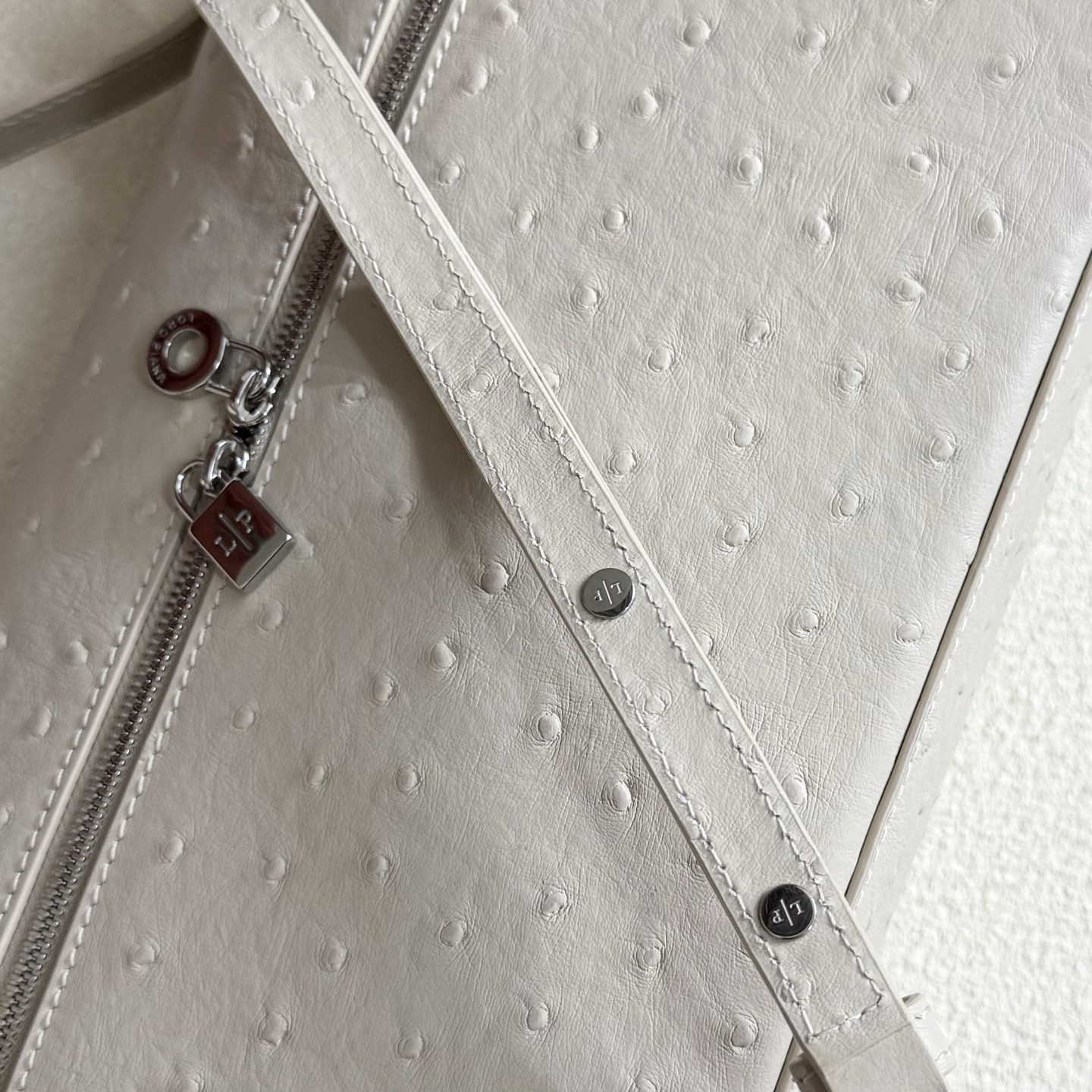 L**o p*ana extra pocket l27 ostrich-grained leather 16x27x10cm