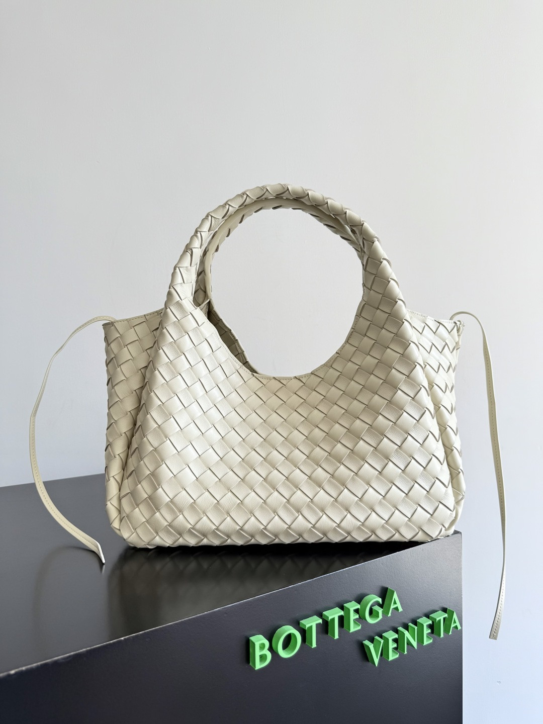 Bo*te*ga Ve*ne*ta Medium Campana 20x33x16.5cm