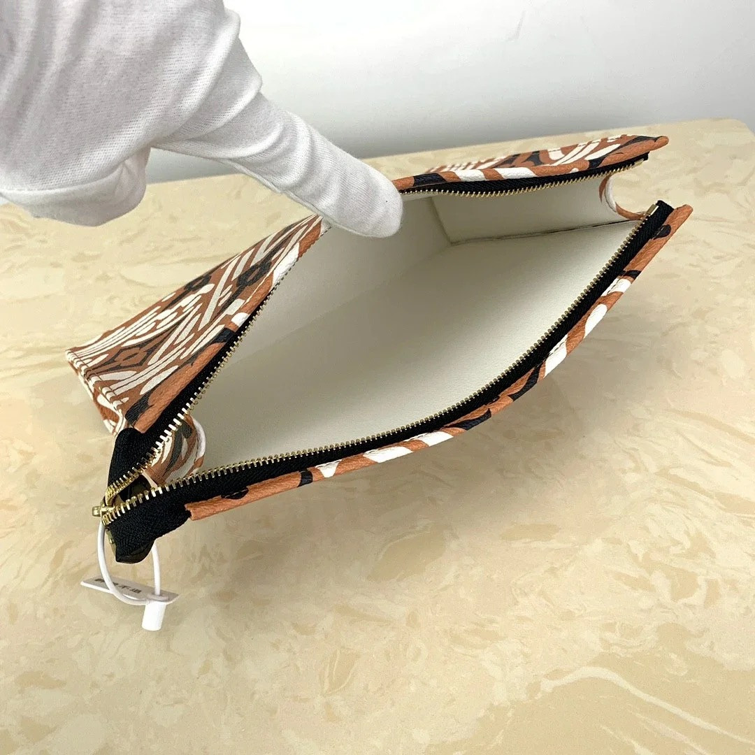 LV CRAFTY POCHETTE TOILETTE M45477